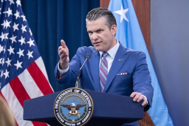 El Secretario de Defensa, Hegseth, Slams Press por confiar en los primeros pasos filtrados en los ataques aéreos de Irán
