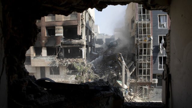 El ataque aéreo israelí afirma 60 vidas en el bloque de apartamentos de Teherán - Medios - RT World News
