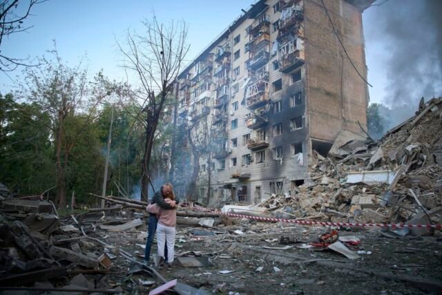 El ataque ruso durante la noche contra Kyiv mata a 15 y hiere 156
