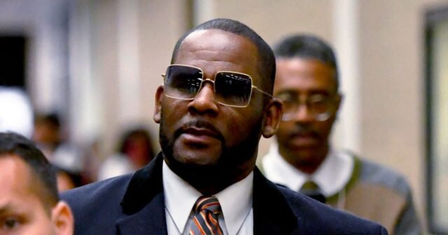 El cantante R. Kelly alega maltrato después de la hospitalización y la 'parcela de asesinato' de la prisión '
