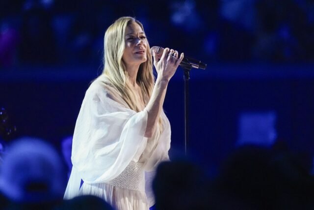 El cantante de country, Leann Rimes, se cayera en el puente dental durante la presentación reciente
