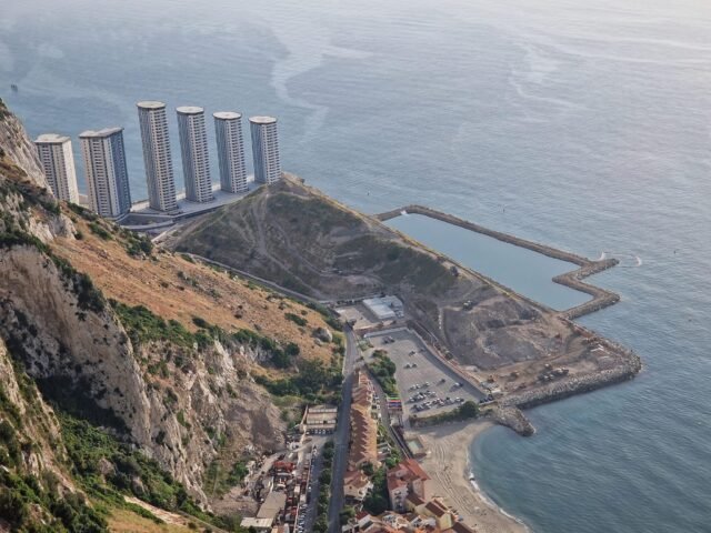 El controvertido desarrollo del marina del este de Gibraltar 'en realidad está ayudando a las playas de España y restaurando el entorno marino'
