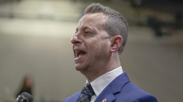 El demócrata pregunta quién obtendrá 'grandes bolas' en almizcle, Trump 'divorcio'
