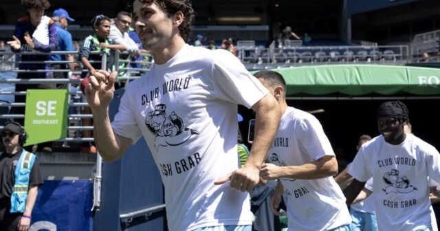 El dueño de Sounders confronta al equipo después de la protesta del domingo por el pago de la Copa Mundial de Clubes
