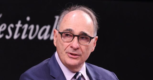 El ex asesor de OBAMA golpea el balón del ayuntamiento de Joni Ernst en 1 derribo contundente
