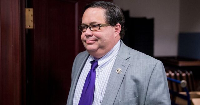El ex representante de Texas Blake Farenthold, que dejó el Congreso en medio de acusaciones de acoso sexual, muere a los 63 años
