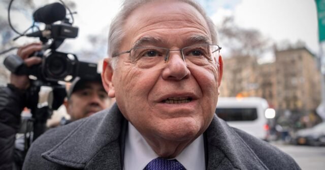 El ex senador Bob Menéndez informa por sentencia de prisión de 11 años en Pensilvania
