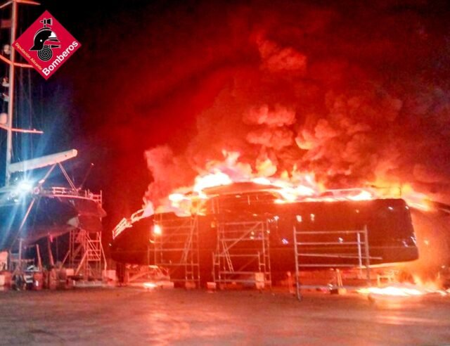 El fuego espectacular destruye el yate de lujo en el muelle seco de Costa Blanca
