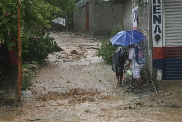 El huracán Erick se fortalece en una tormenta de categoría 2, ya que se acerca a la costa del Pacífico de México
