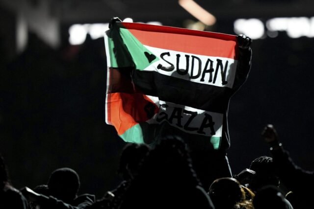 El intérprete de medio tiempo del Super Bowl cargó por correr en el campo con la bandera 'Sudán y Gaza Free'
