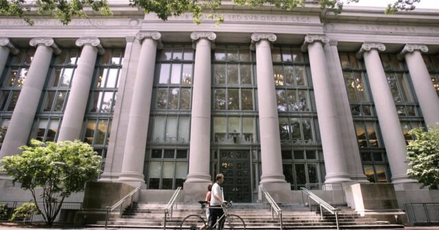 El juez detiene otro esfuerzo de la administración de Trump para bloquear a los estudiantes extranjeros de Harvard
