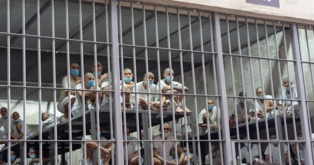 El juez dice que los migrantes enviados a la prisión de El Salvador deben tener la oportunidad de impugnar sus mudanzas
