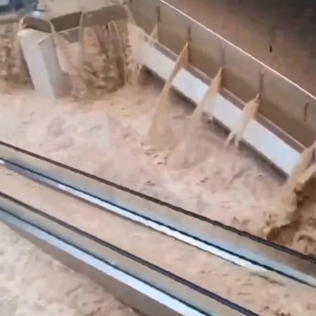 El momento de choque inunda el centro comercial del pantano convirtiendo a las escaleras mecánicas en cascadas y lavar autos en garajes subterráneos

