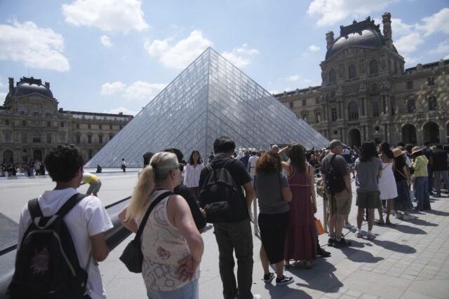El museo más visitado del mundo se cierra, sonando la alarma en el turismo de masas
