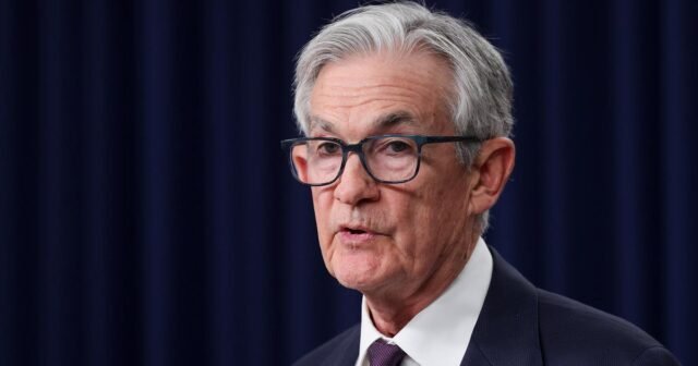 El presidente de Fed, Jerome Powell, se mantiene firme en las tasas de interés, resistiendo la presión para cortar

