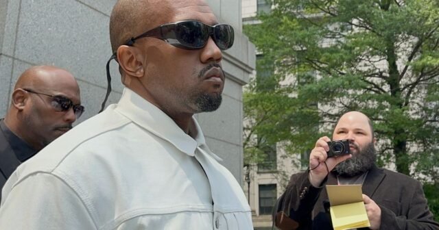 El rapero Ye, anteriormente conocido como Kanye West, aparece para el juicio de Sean 'Diddy' Combs 'pero no puede entrar
