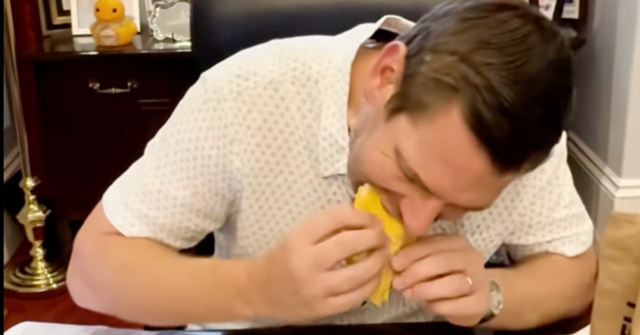 El representante Eric Swalwell inspira a Maga Tizzy Fit por ... comiendo un taco
