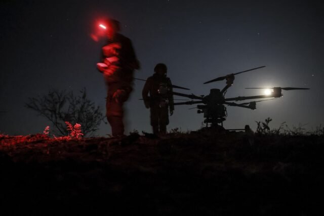 El secretario del ejército dice que el ataque con aviones no tripulados de Ucrania contra Rusia también es una llamada de atención para nosotros.
