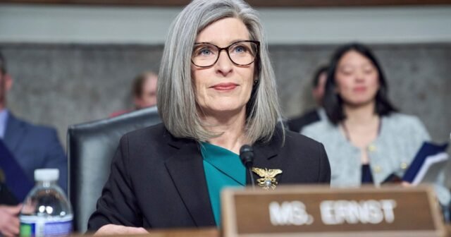 El senador Joni Ernst la defiende "Todos vamos a morir" comentarios: "Soy muy compasivo"
