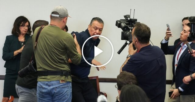 El senador Padilla retiró por la fuerza después de enfrentar a Noem
