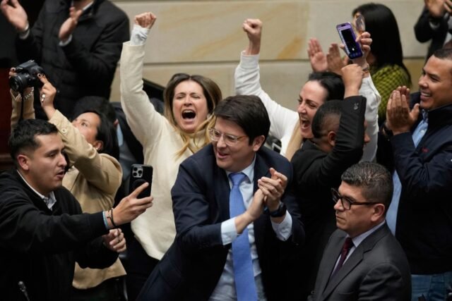 El senador colombiano y el posible candidato presidencial recibe un disparo y herido en el rally de la campaña de Bogotá
