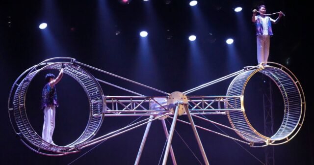 El último circo de Corea del Sur, DongChoon, se sostiene mientras marca Centennial
