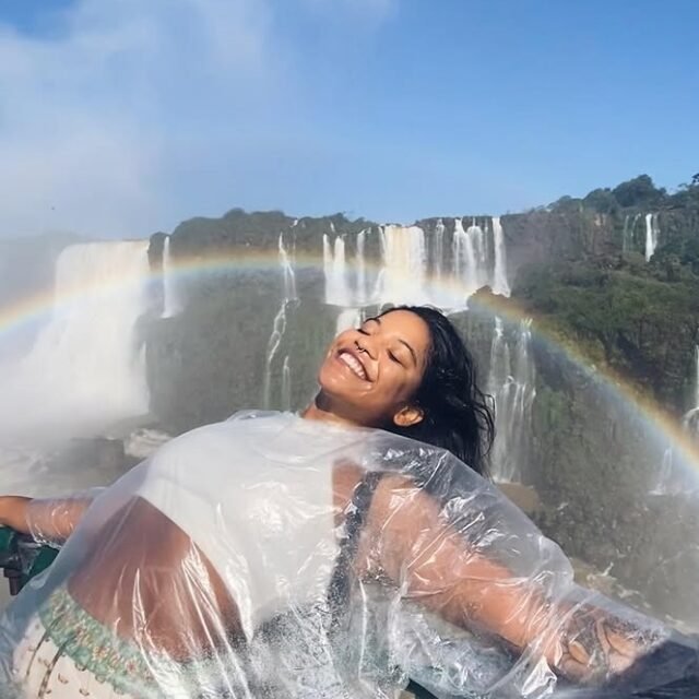 El último video trágico muestra a Tourist, de 26 años, sonriendo junto a Pal en la cumbre antes de la caída mortal en el cráter de volcán activo
