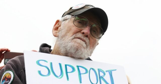 El veterano de 87 años elogió después del arresto de protesta de Trump
