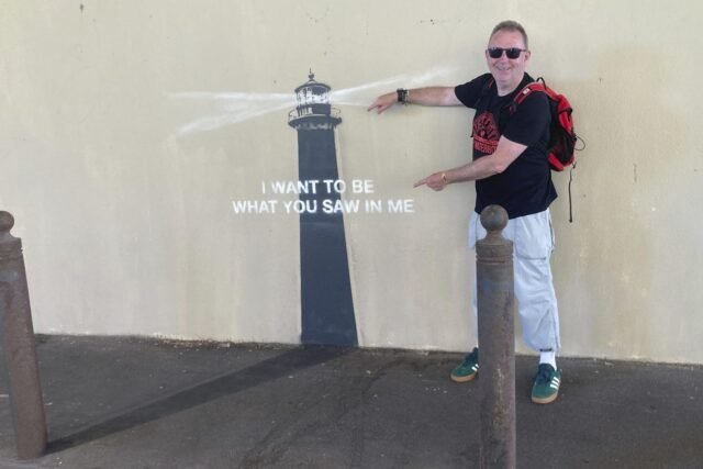 En Marsella, una sombra se convierte en arte en el último mural callejero de Banksy
