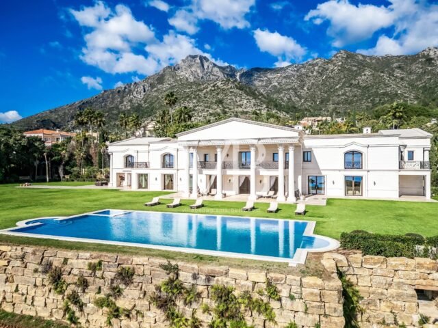 En fotos: callejones de bolos, cinco ferraris y un dueño británico: dentro de la villa más cara de España 

