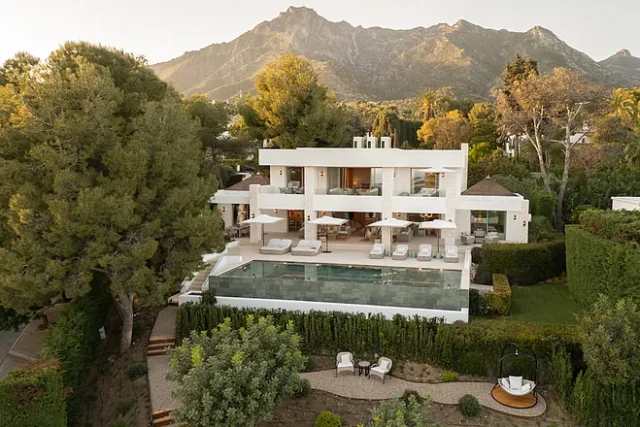 En fotos: el frenesí de bienes raíces de lujo de Marbella aumenta con más villas a la venta por 20 millones de euros+
