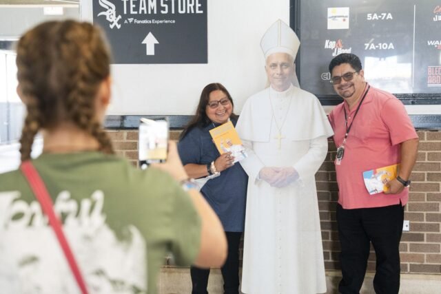 En la transmisión del estadio de los Medias Blancas, el Papa Leo XIV envía un mensaje de esperanza a Chicago y a los Estados Unidos
