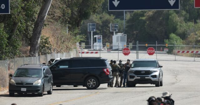 En medio de las redadas, los Dodgers no pueden separar los deportes de la política
