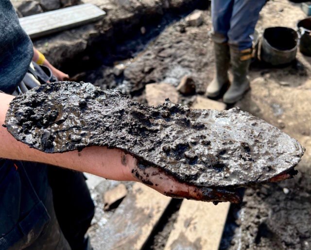 Enorme zapato encontrado en el fuerte romano cerca de Hadrian's Wall - The History Blog
