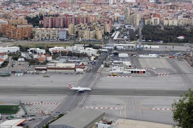 España visualiza la construcción de su propia terminal en el aeropuerto de Gibraltar en un 'centro conjunto de más de 120,000 personas'
