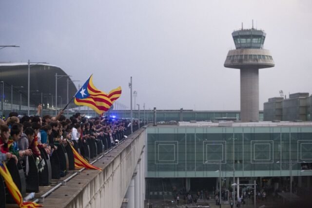 Expansión del aeropuerto de Barcelona de España que se completará en 2033 en movimiento desaliñado por los ecoactivistas como 'negialismo climático'
