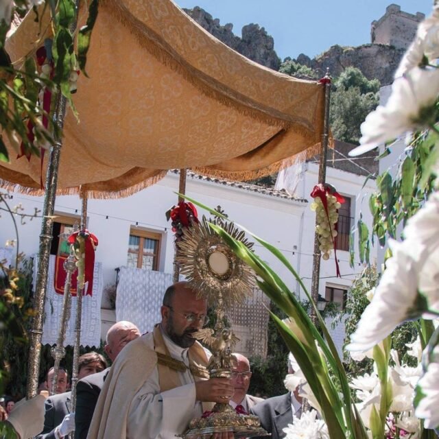 Experimente la grandeza de Corpus Christi y las vibrantes festividades de June en Andalucia
