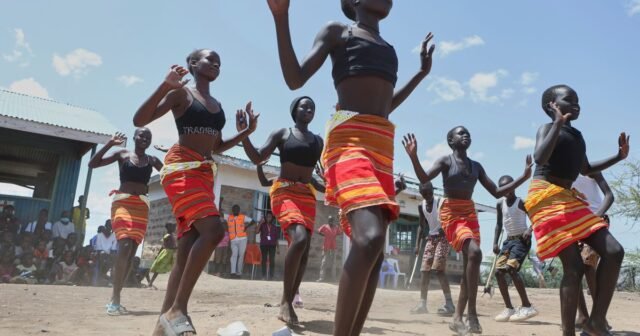 Fusión entre cultura y modernidad mientras los niños bailan en el campo de refugiados de Kenia
