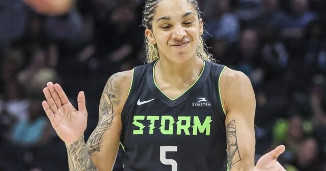 Gabby Williams roba el espectáculo como Storm Crush Sparks 98-67
