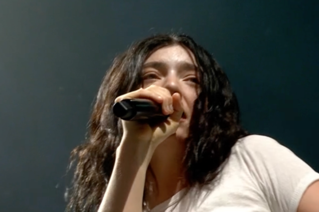 Glastonbury 2025 Live: Lorde Secret Set Festival Festival en el caos de hacinamiento
