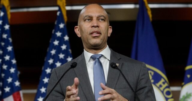 Hakeem Jeffries golpea a Trump como 'aspirante a rey'
