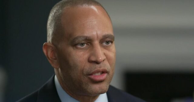 Hakeem Jeffries insta a los republicanos del Senado a mostrar "John McCain Niveles de coraje"
