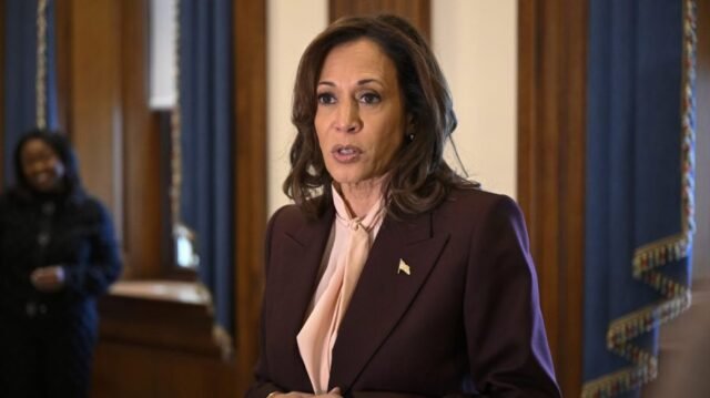 Harris aparece en la graduación de la escuela secundaria de Los Ángeles

