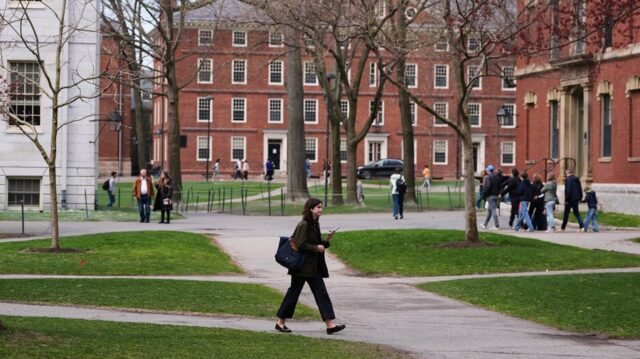 Harvard demanda por las restricciones de visas de estudiantes extranjeros de Trump
