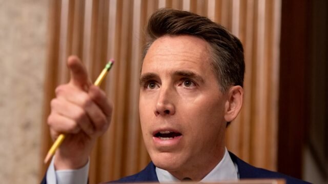Hawley Spars con profesor legal por orden judicial bloqueando a Trump
