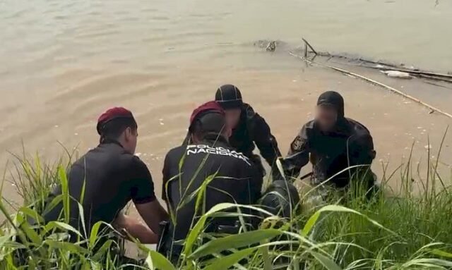 Hombre arrestado por no ayudar a un amigo que cayó al río Valencia y se ahogó
