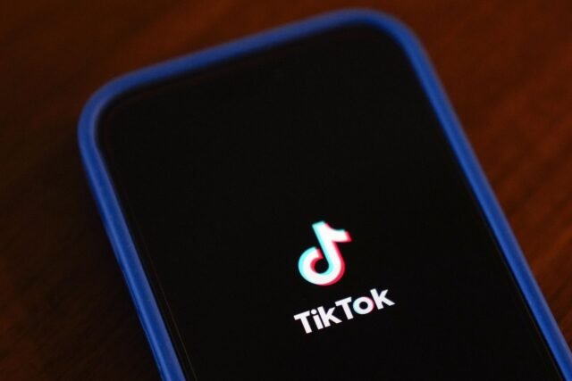 Hombres jóvenes afeitándose las pestañas para 'parecer más masculino' en la última moda de Tiktok
