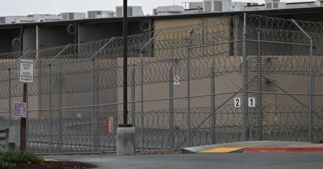 ICE que tiene un récord de 59,000 detenidos de inmigrantes, casi la mitad sin antecedentes penales, muestran los datos internos
