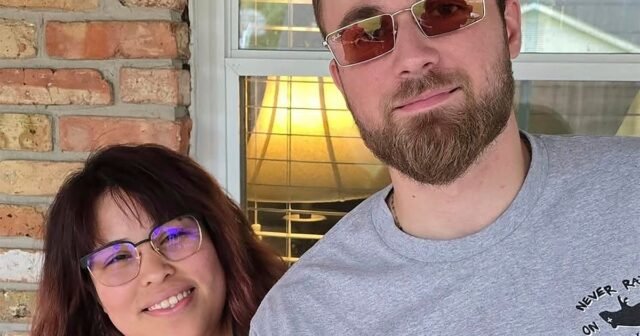 Ice detuvo a la esposa de un veterano marino. No sabe cómo decirles a sus hijos a dónde fue.
