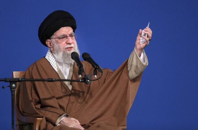 Incluso escondido en un búnker, el líder supremo de Irán ejerce un poder final en el país
